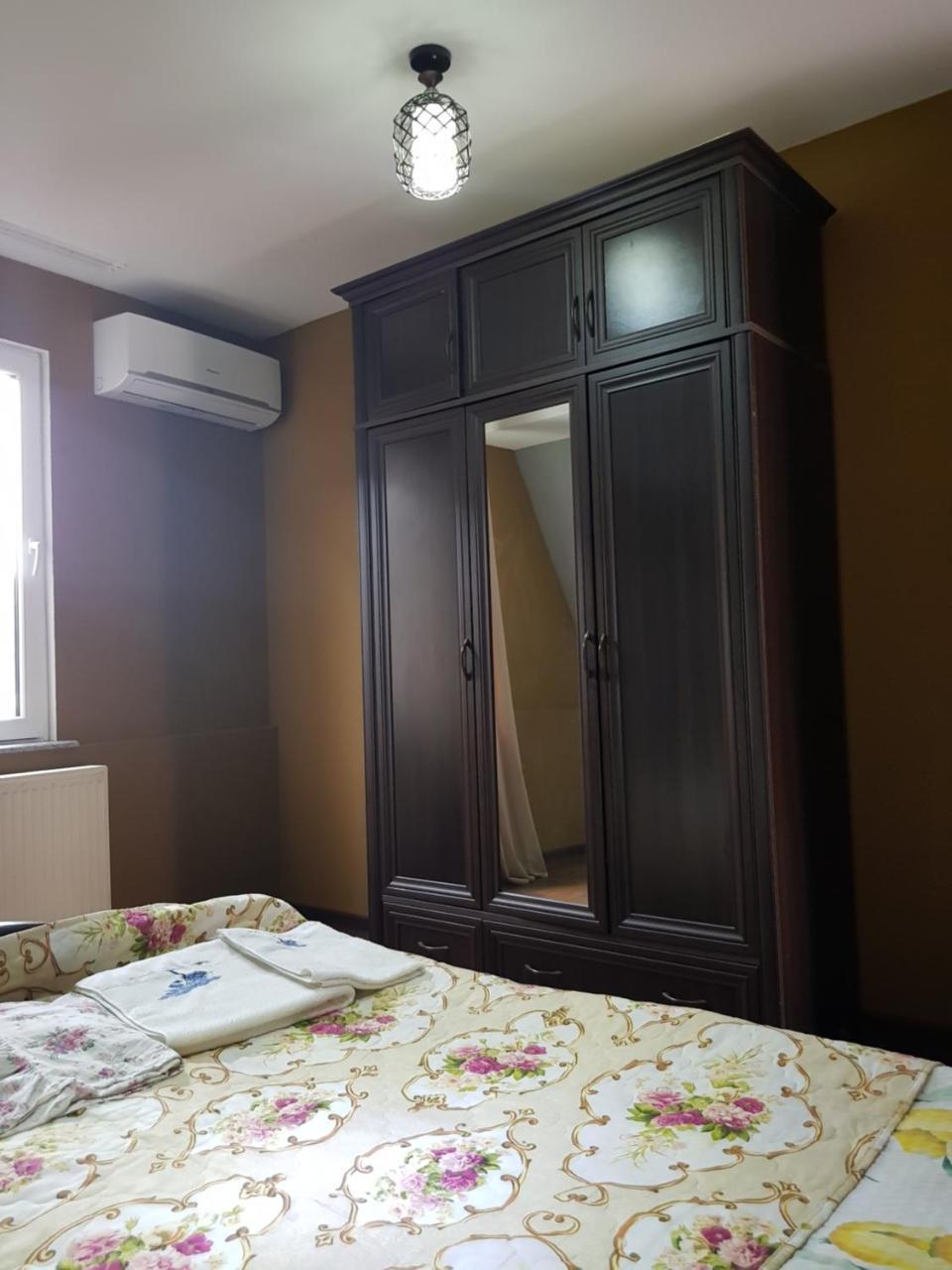 House In Avlabari Апартаменти Тбілісі